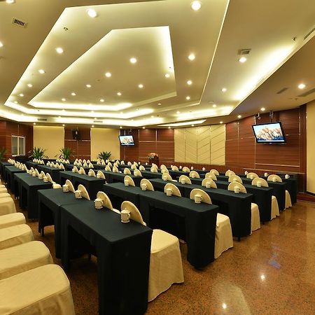 Lutianhua Hotel Чънду Екстериор снимка